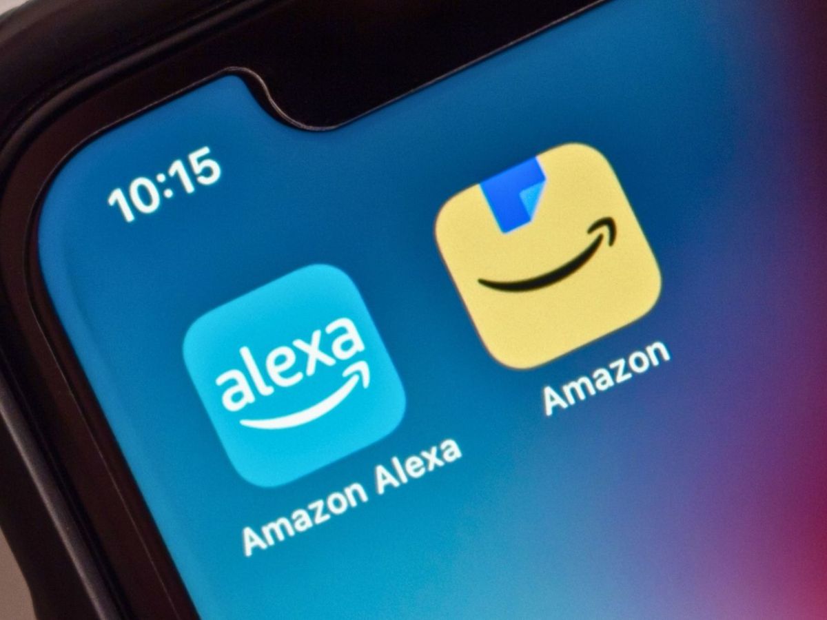 Amazon Alexa-App und Amazon-App wird auf einem Handy-Bildschirm angezeigt.