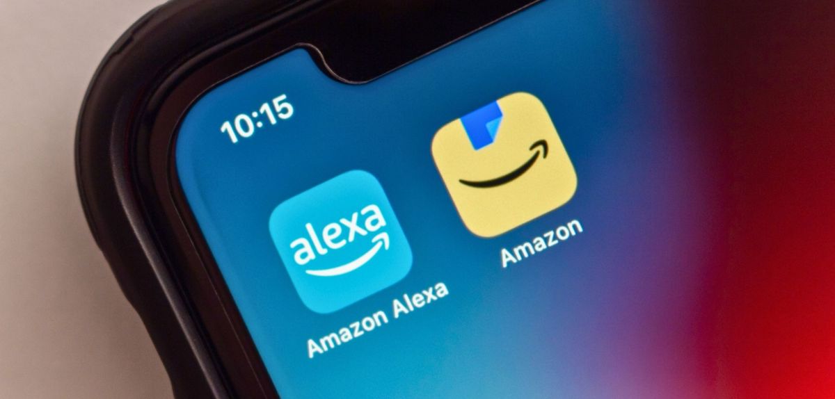 Amazon Alexa-App und Amazon-App wird auf einem Handy-Bildschirm angezeigt.