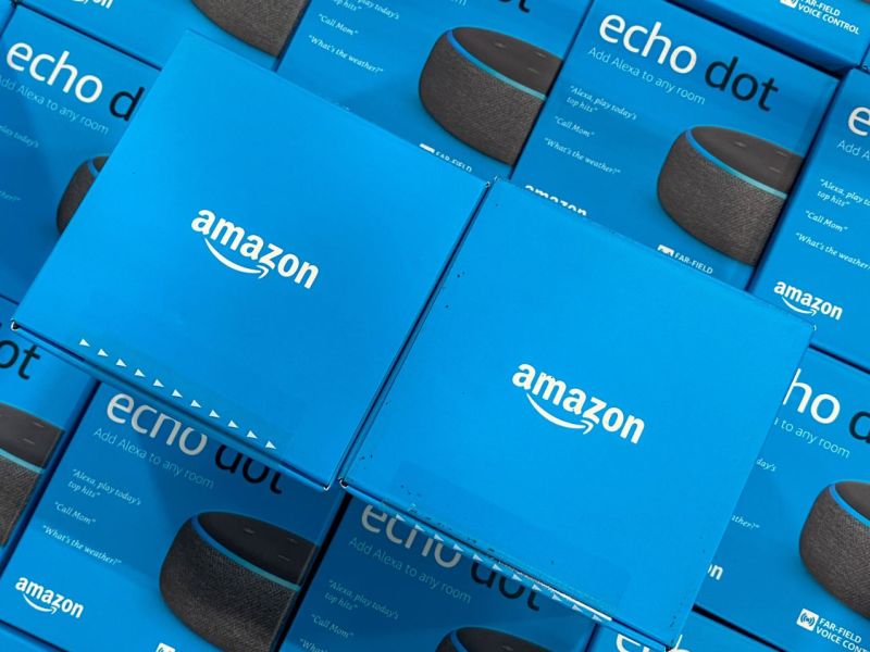 Mehrere Amazon Echo Dot-Verpackungen übereinandergestapelt.