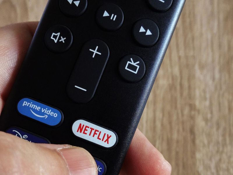 Hand hält Amazon Fire TV Stick.