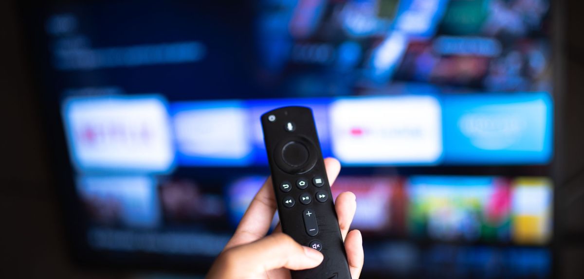 Hand hält Amazon Fire TV Stick.