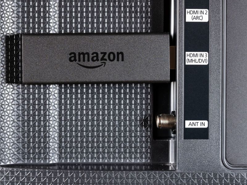 Ein Amazon Fire TV Stick an einem Fernsehgerät.