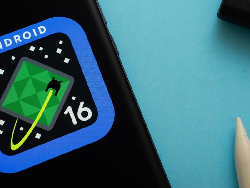 Android 16-Logo auf einem Smartphone-Bildschirm.