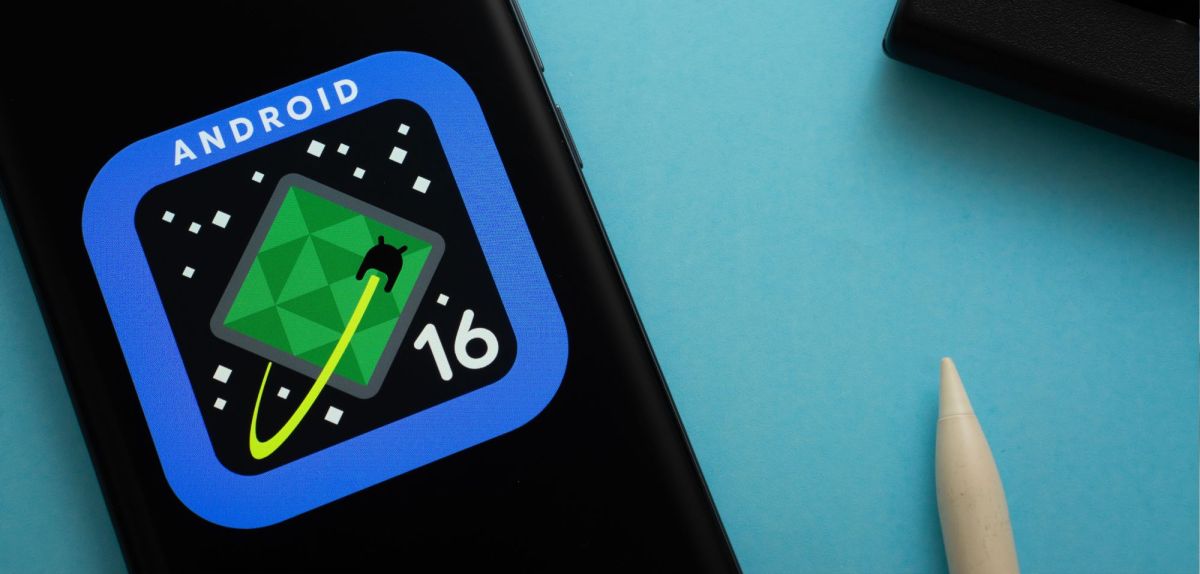 Android 16-Logo auf einem Smartphone-Bildschirm.
