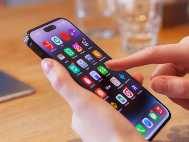 Verschiedene Apps werden auf einem Smartphone angezeigt