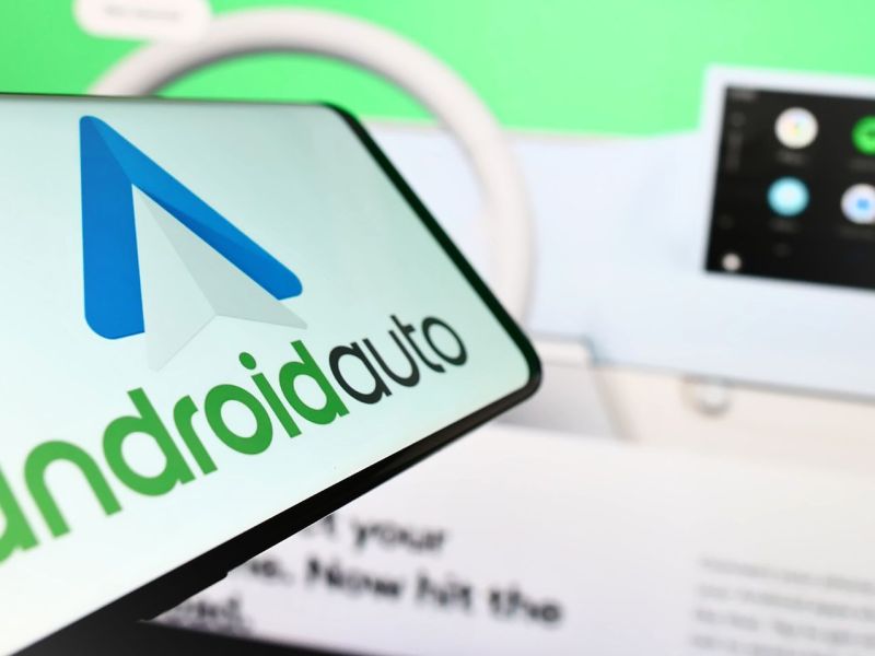 Android Auto-Logo auf Smartphone