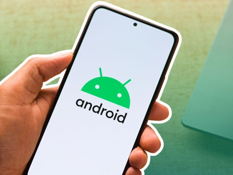 Android-Logo auf einem Smartphone