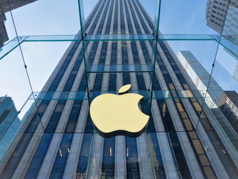 Apple Logo vor Hochhaus.