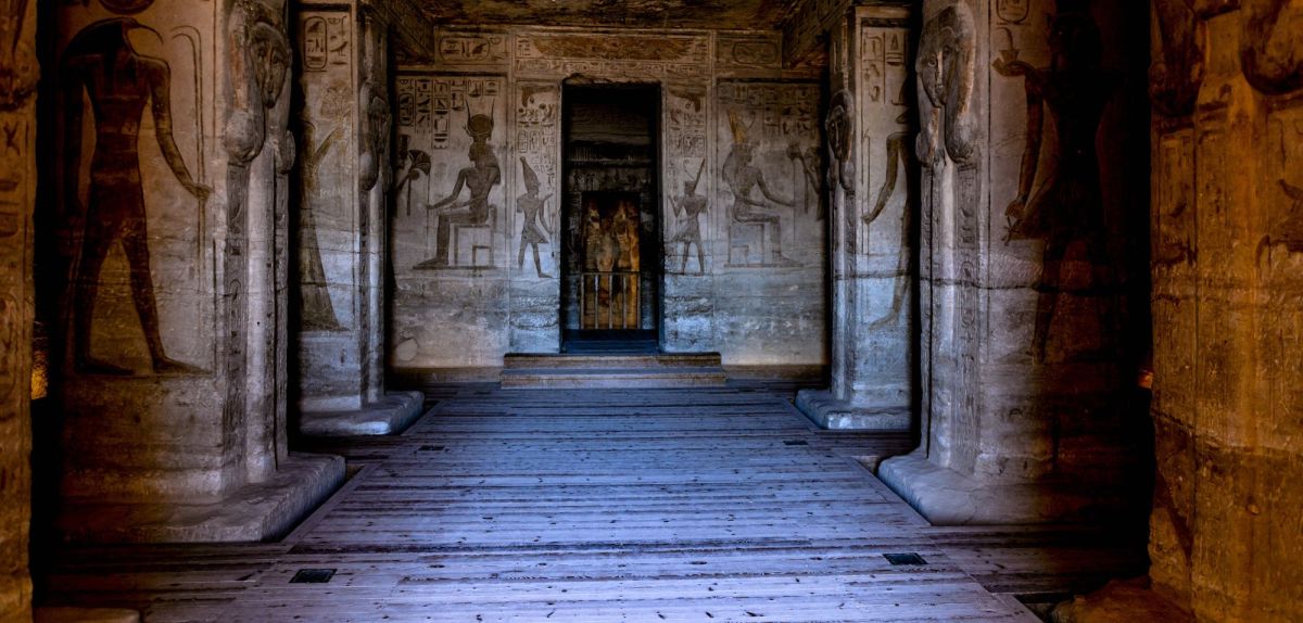 Ansicht eines ägyptischen Tempels als archäologischer Fund.