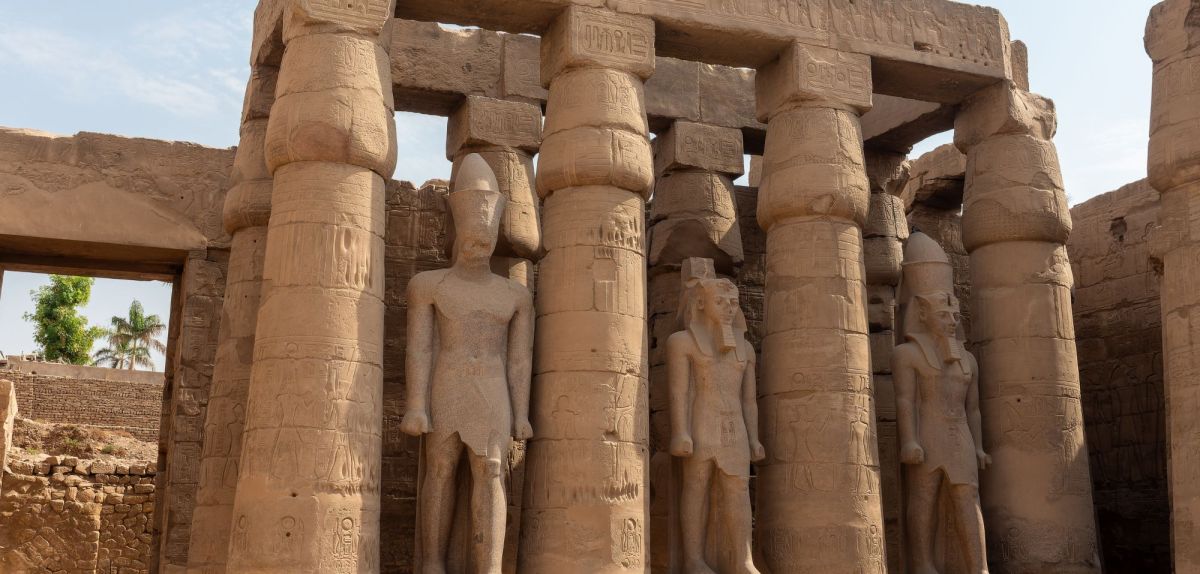 Ein archäologischer Fund mit Säulen und Statuen.
