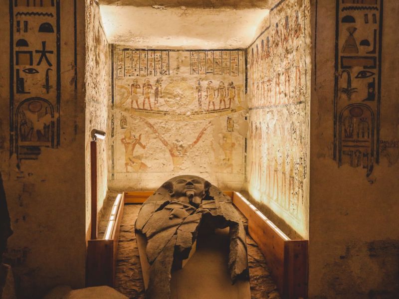 Ein altägyptischer Grabtempel in Luxor als archäologischer Fund.