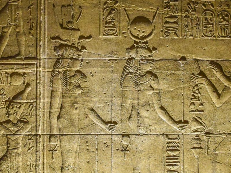 Ägyptische Zeichen als archäologischer Fund.