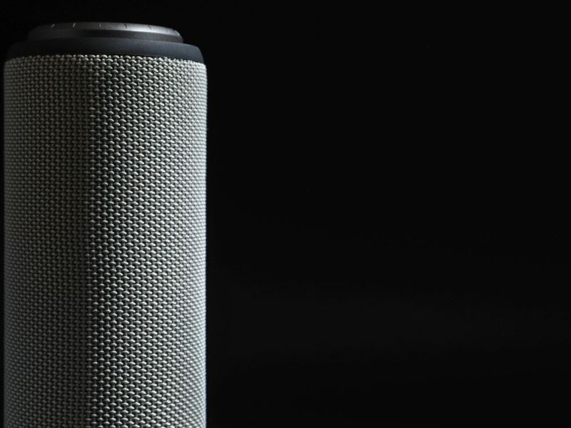 Bluetooth-Lautsprecher vor schwarzem Hintergrund.