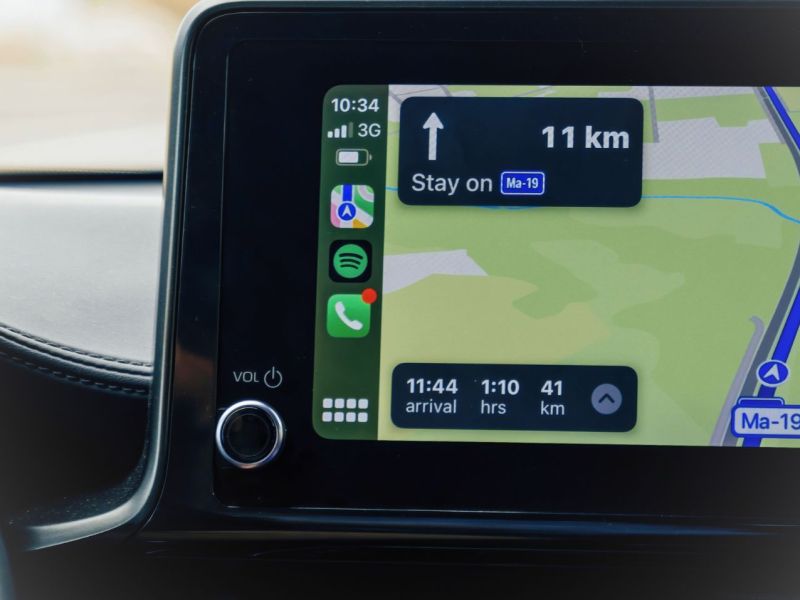 Apple CarPlay wird auf einem Fahrzeug-Bildschrim angezeigt.