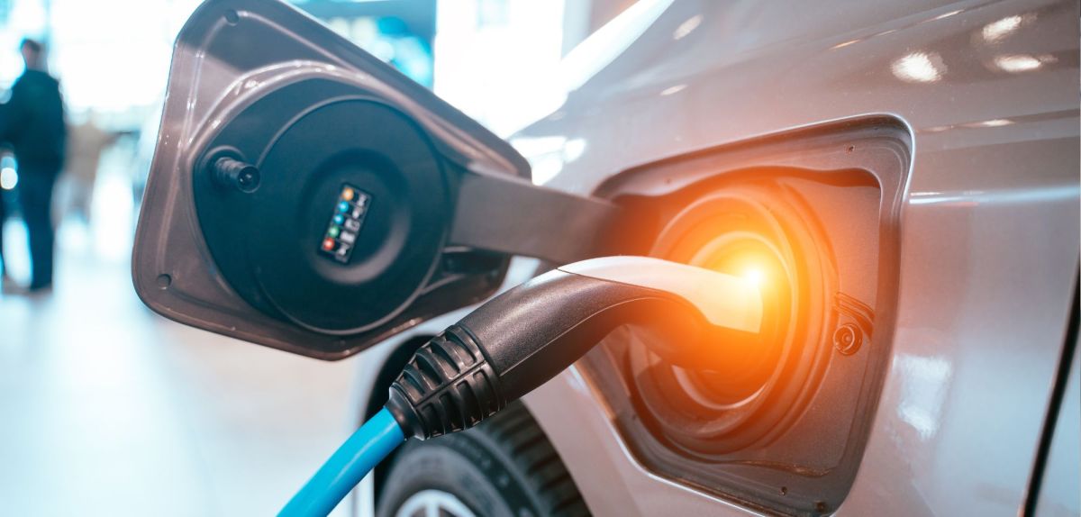 Elektroauto mit angeschlossenem Ladekabel.