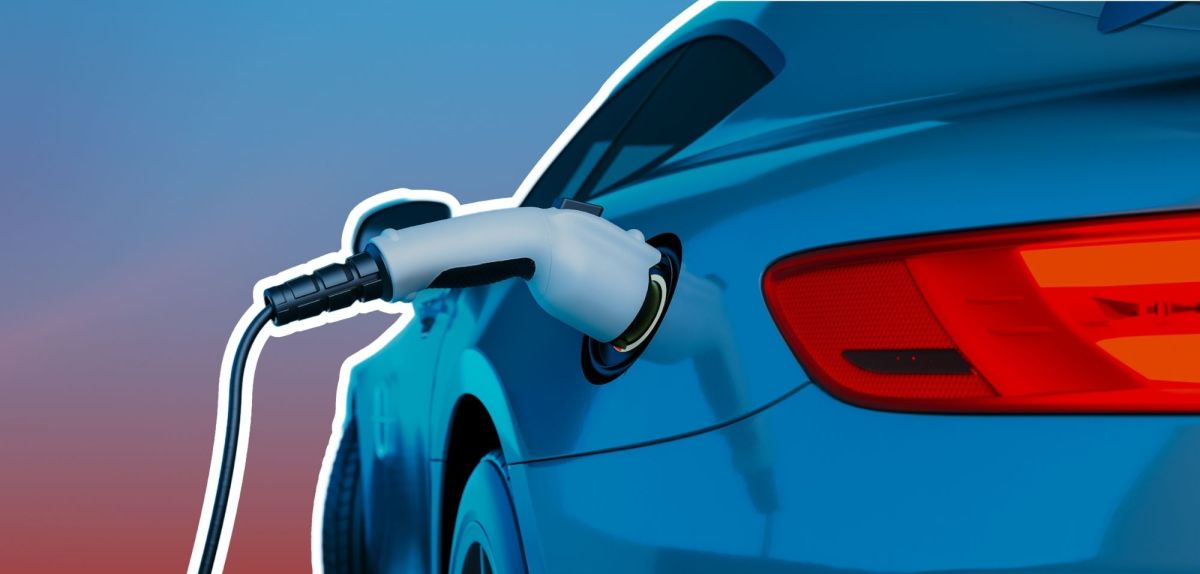 Elektroauto an einem Ladekabel