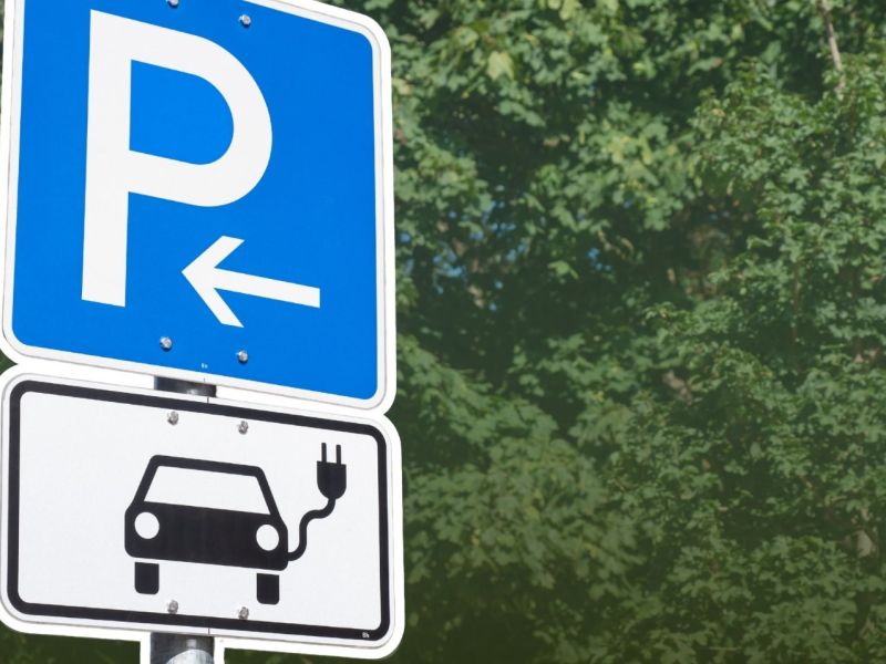 Elektroauto-Parkplatz-Schild