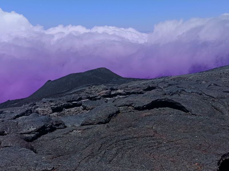 Lavaerdkruste und verbrannte Vulkanlandschaft auf dem Piton de la Fournaise