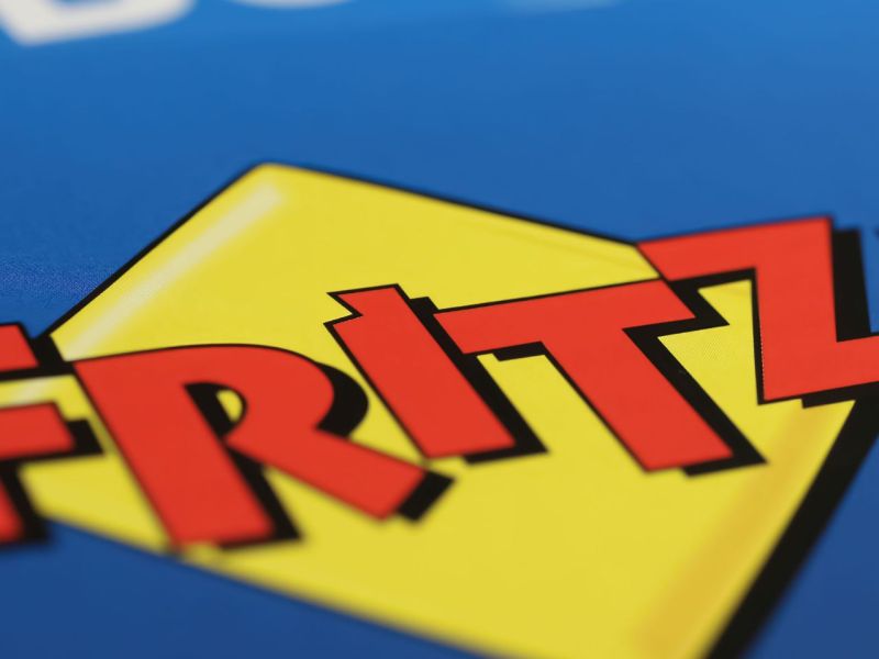 Logo der FritzBox von AVM auf blauem Hintergrund.