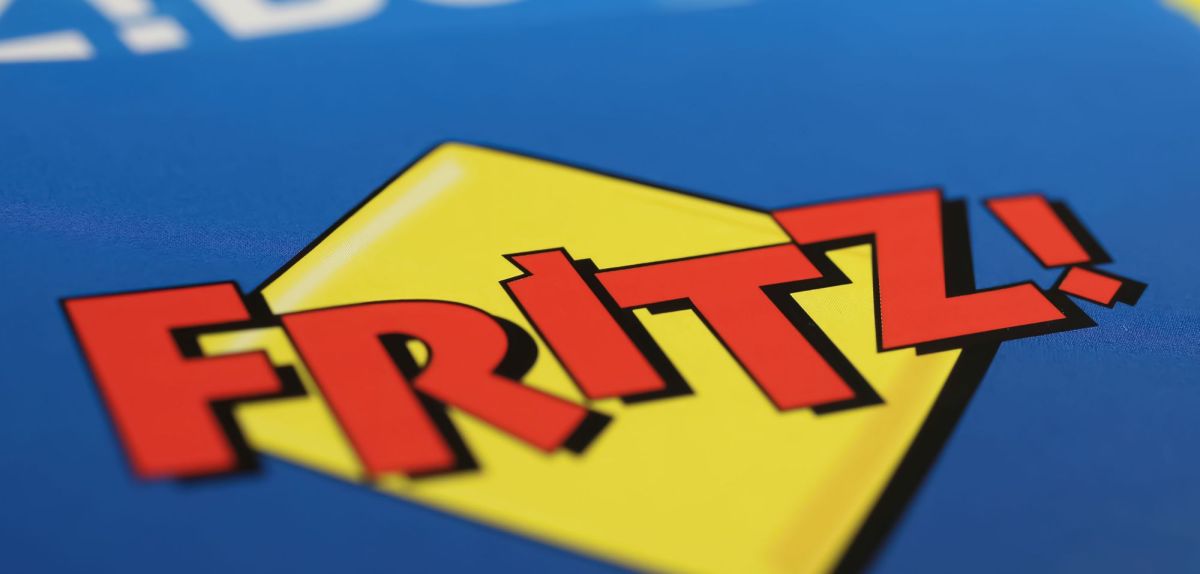 Logo der FritzBox von AVM auf blauem Hintergrund.