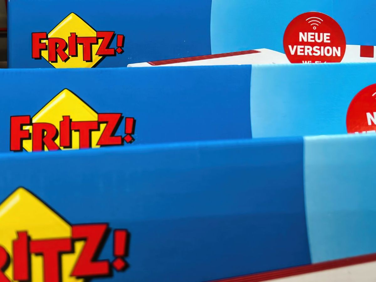 Mehrere WLAN-Router von FritzBox in einer Ladenauslage.