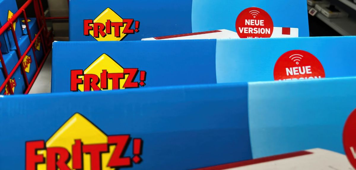 Mehrere WLAN-Router von FritzBox in einer Ladenauslage.