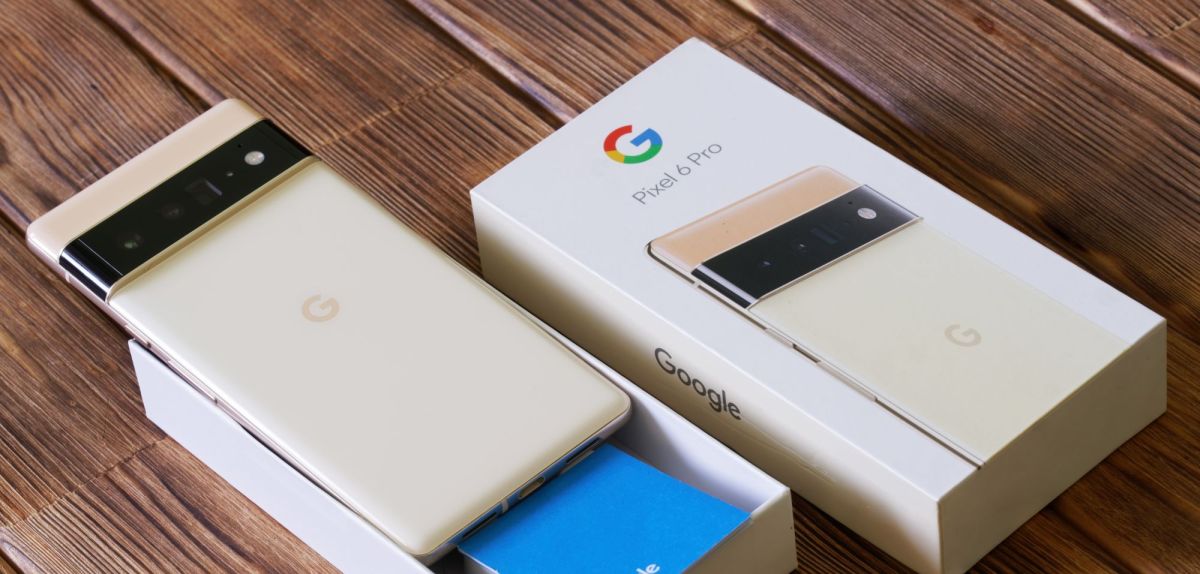 Google Pixel 6 Pro liegt in einer Verpackung