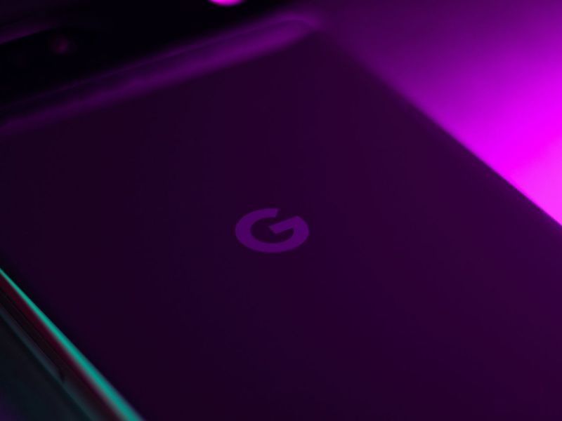 Google-Logo auf einem Pixel-Handy.