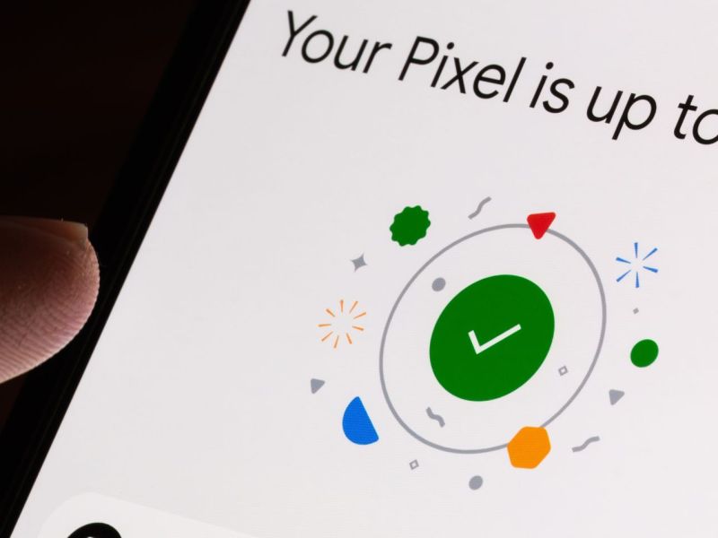 Handy-Display zeigt abgeschlossenes Laden eines Google-Pixel-Updates.