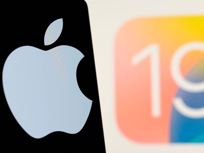 iOS 19-Logo neben einem iPhone, auf dem das Apple-Logo zu sehen ist.