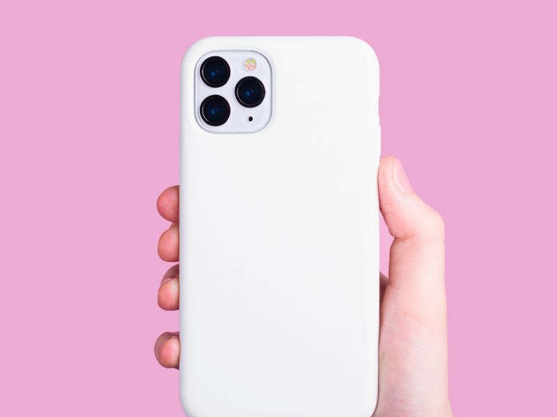 iPhone 12 vor einem pinken Hintergrund
