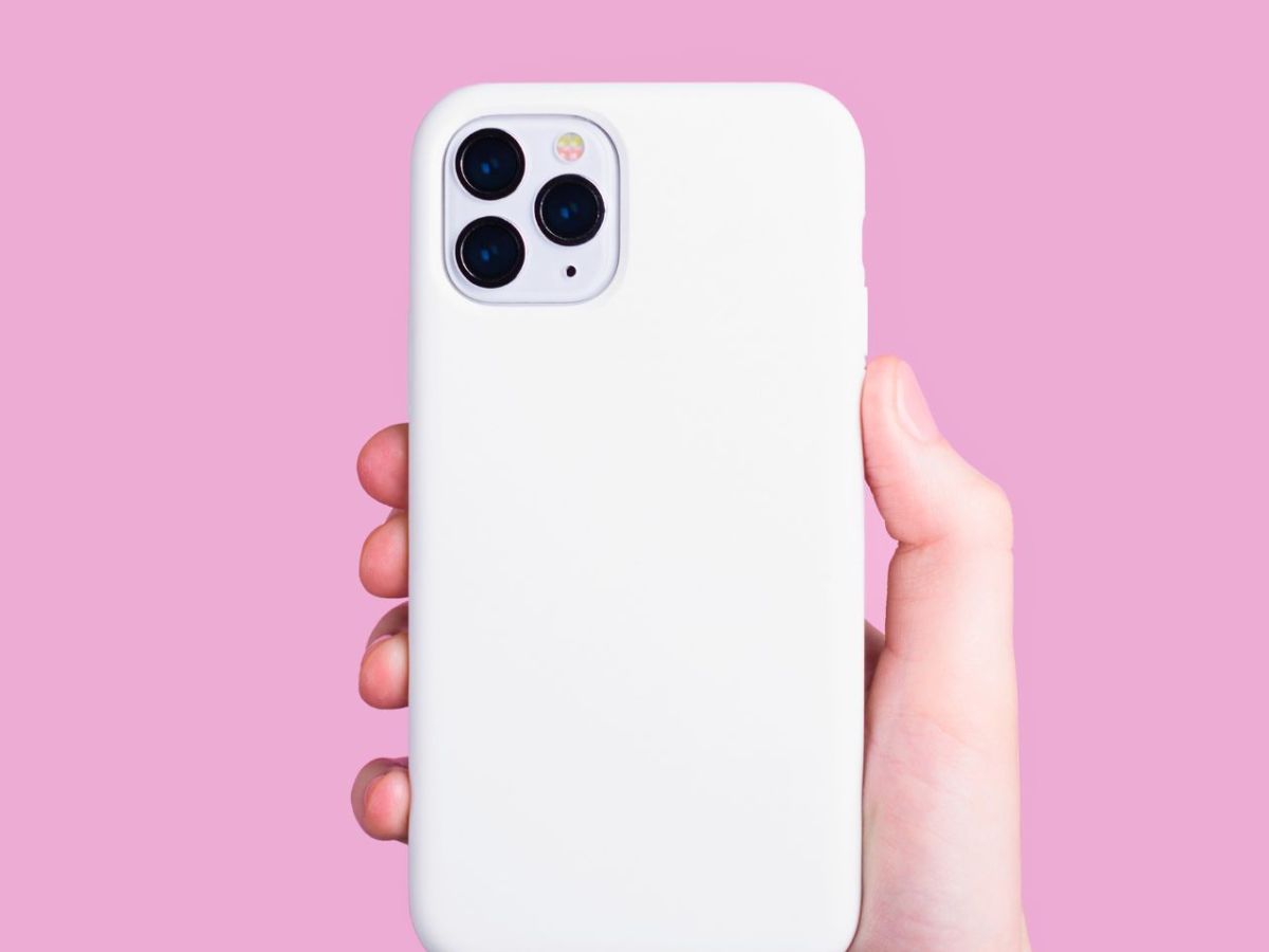 iPhone 12 vor einem pinken Hintergrund