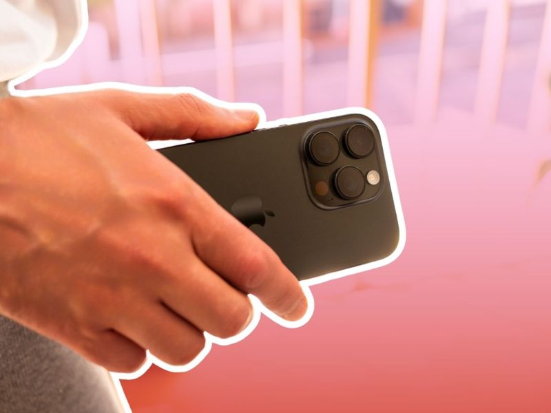 Person hält ein iPhone 16 Pro