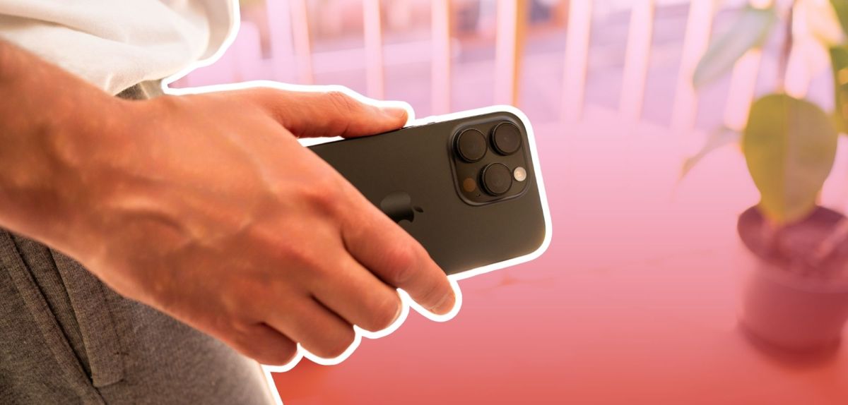 Person hält ein iPhone 16 Pro
