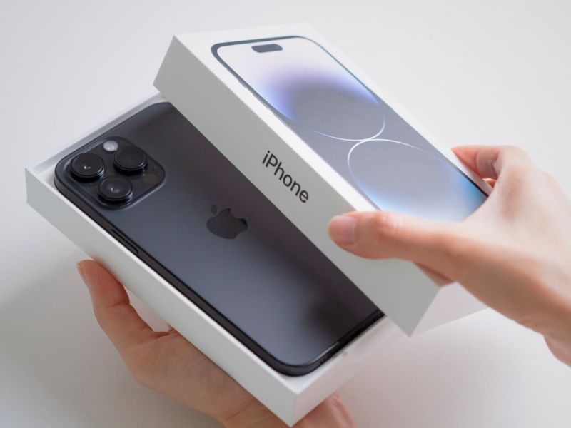 Person öffnet eine iPhone-Verpackung.