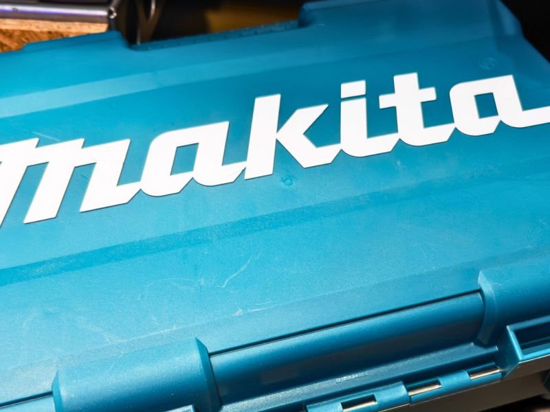 Makita-Logo auf einem Werkzeugkoffer