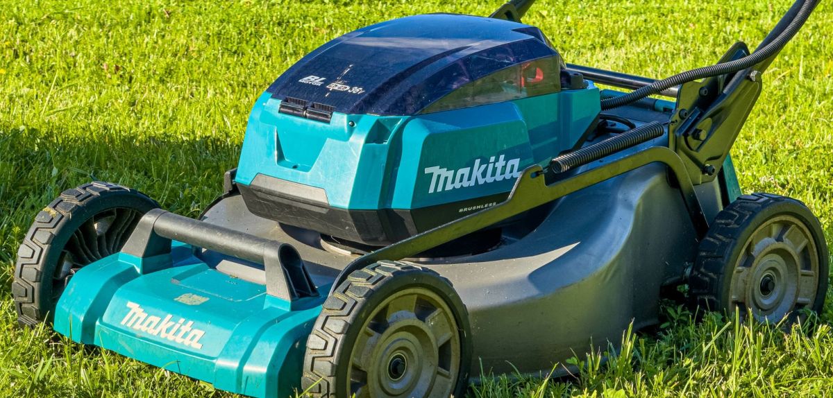 Ein Akku-Rasenmäher von Makita.