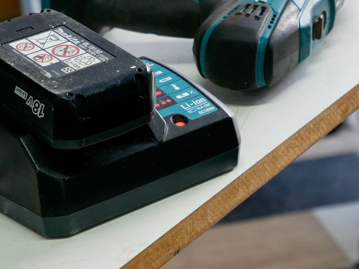 Makita-Akku auf einer Werkbank.