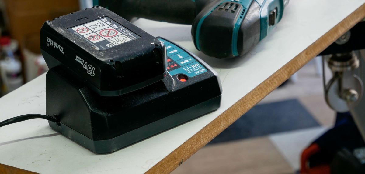 Makita-Akku auf einer Werkbank.