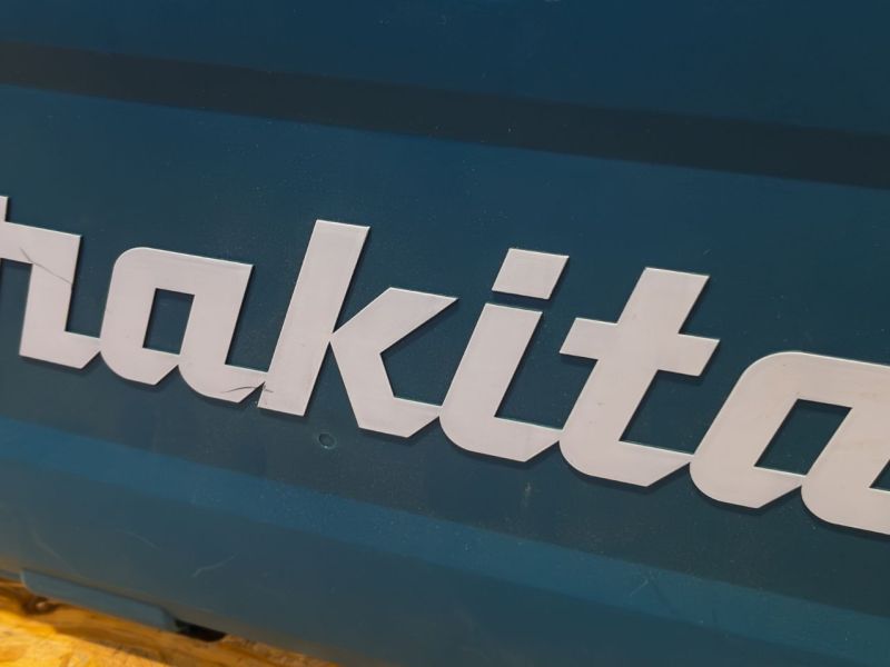 Makita Werkzeugkoffer in der Frontansicht.
