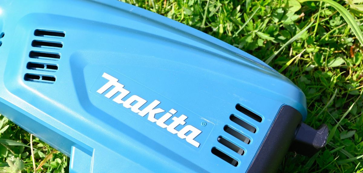 Makita-Werkzeug liegt auf einem Rasen