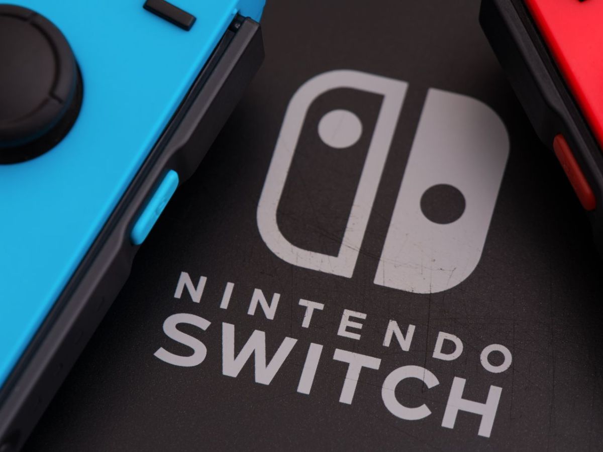 Nintendo-Switch-Logo, links und rechts davon liegen Joy-Cons.