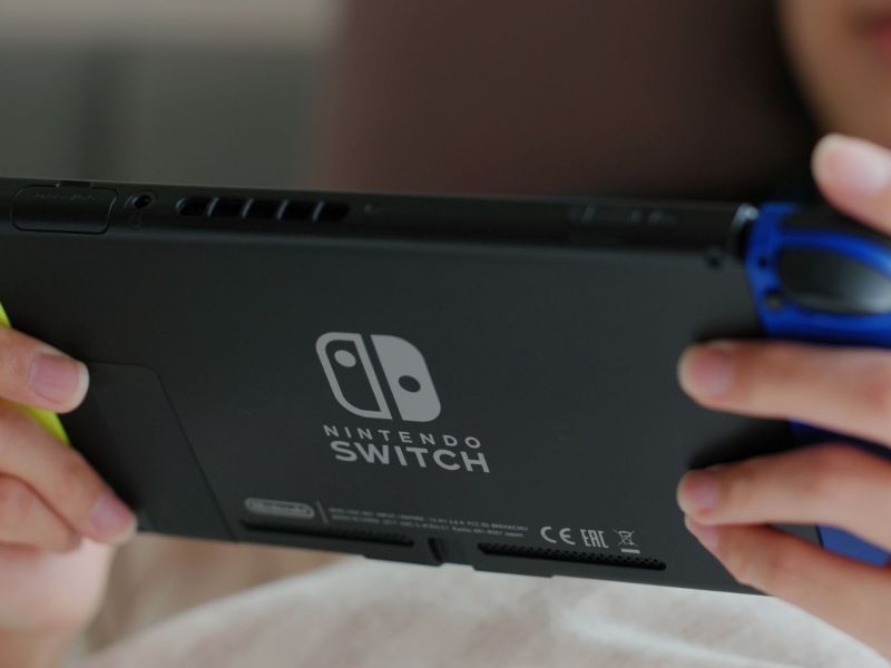 Kind hält Nintendo Switch in der Hand.