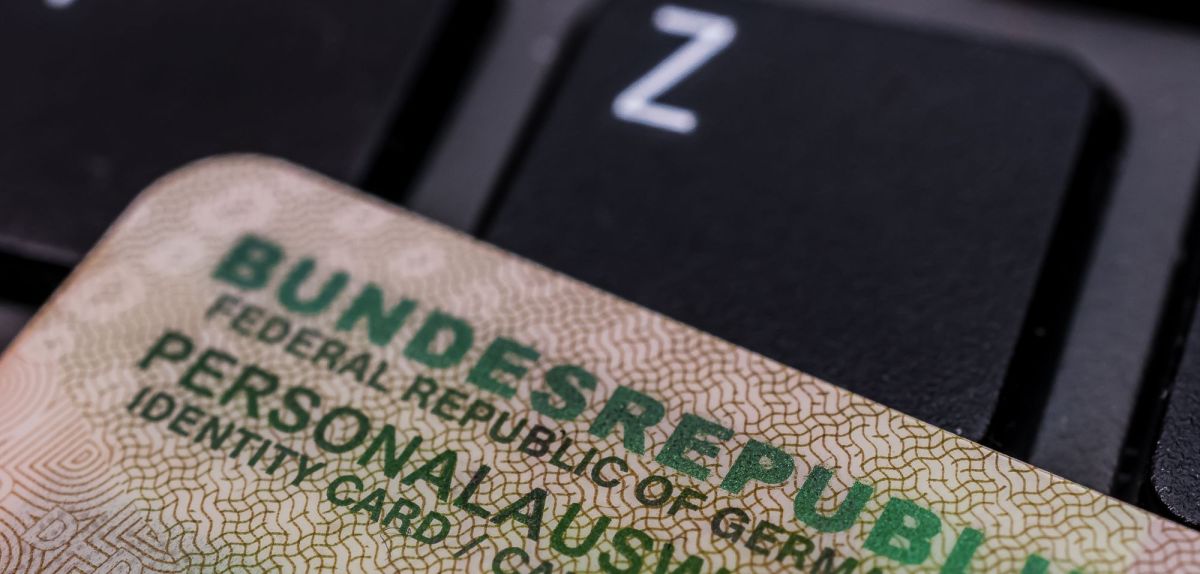 Nahaufnahme eines deutschen Personalausweises