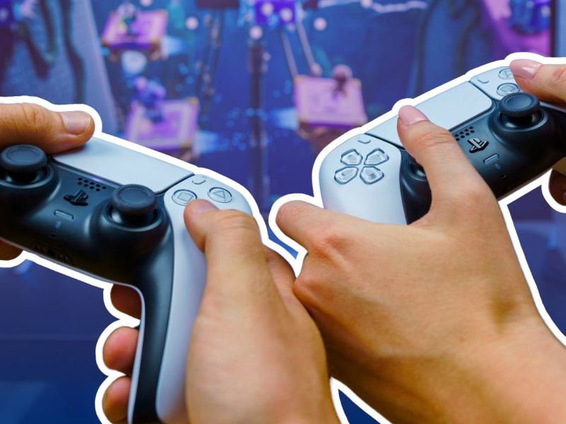 Personen halten PS5-Controller