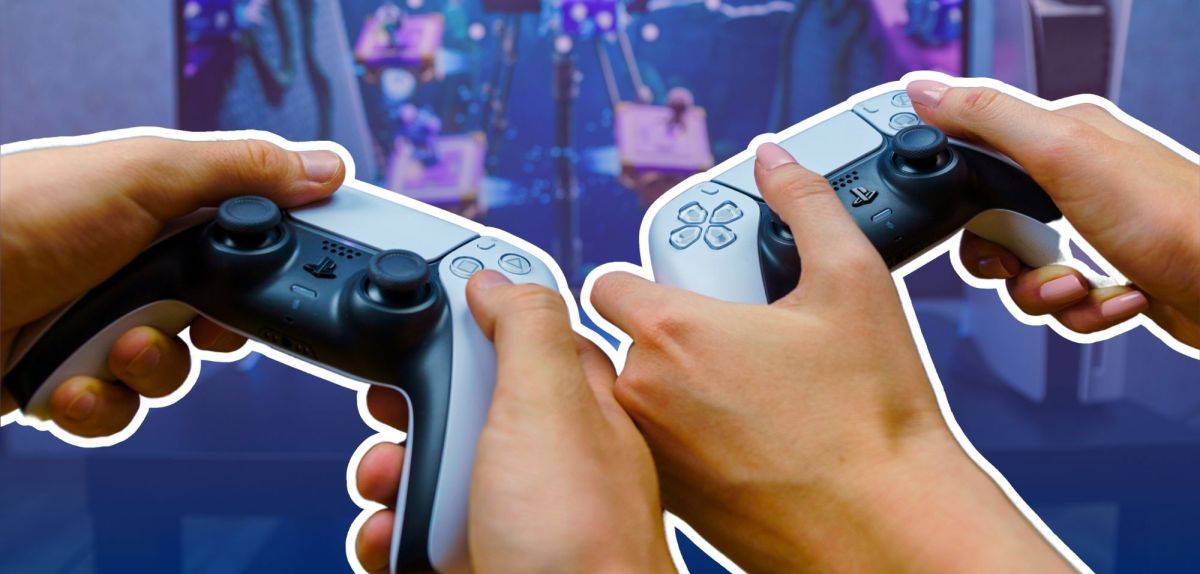 Personen halten PS5-Controller