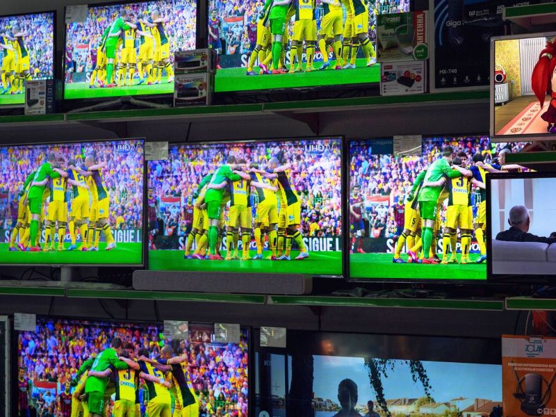 Samsung-Fernseher im Regal eines Elektronikgeschäfts.