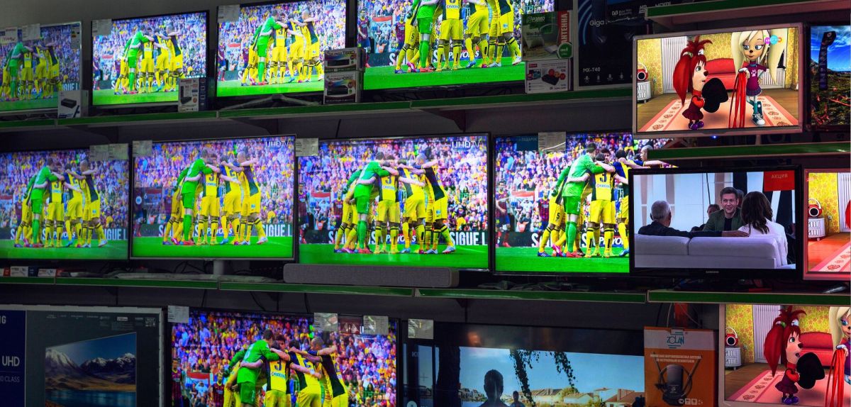 Samsung-Fernseher im Regal eines Elektronikgeschäfts.