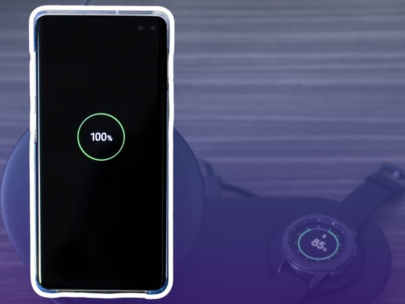 Samsung Galaxy-Handy auf einer Ladestation