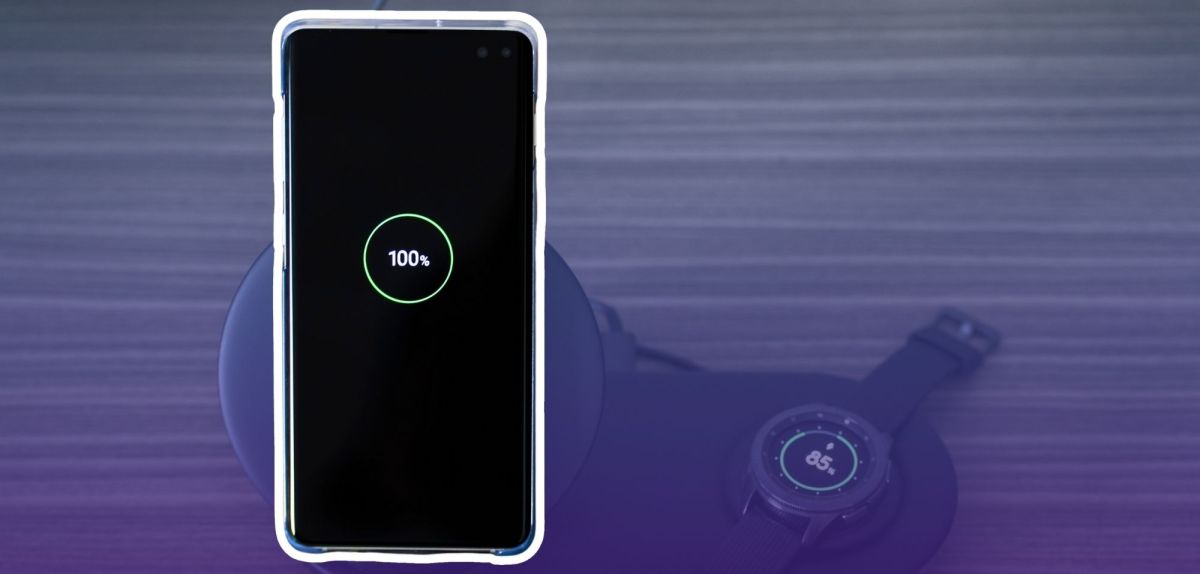 Samsung Galaxy-Handy auf einer Ladestation